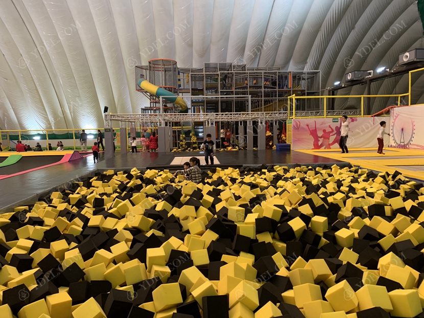 大型蹦床（chuáng）公園一角